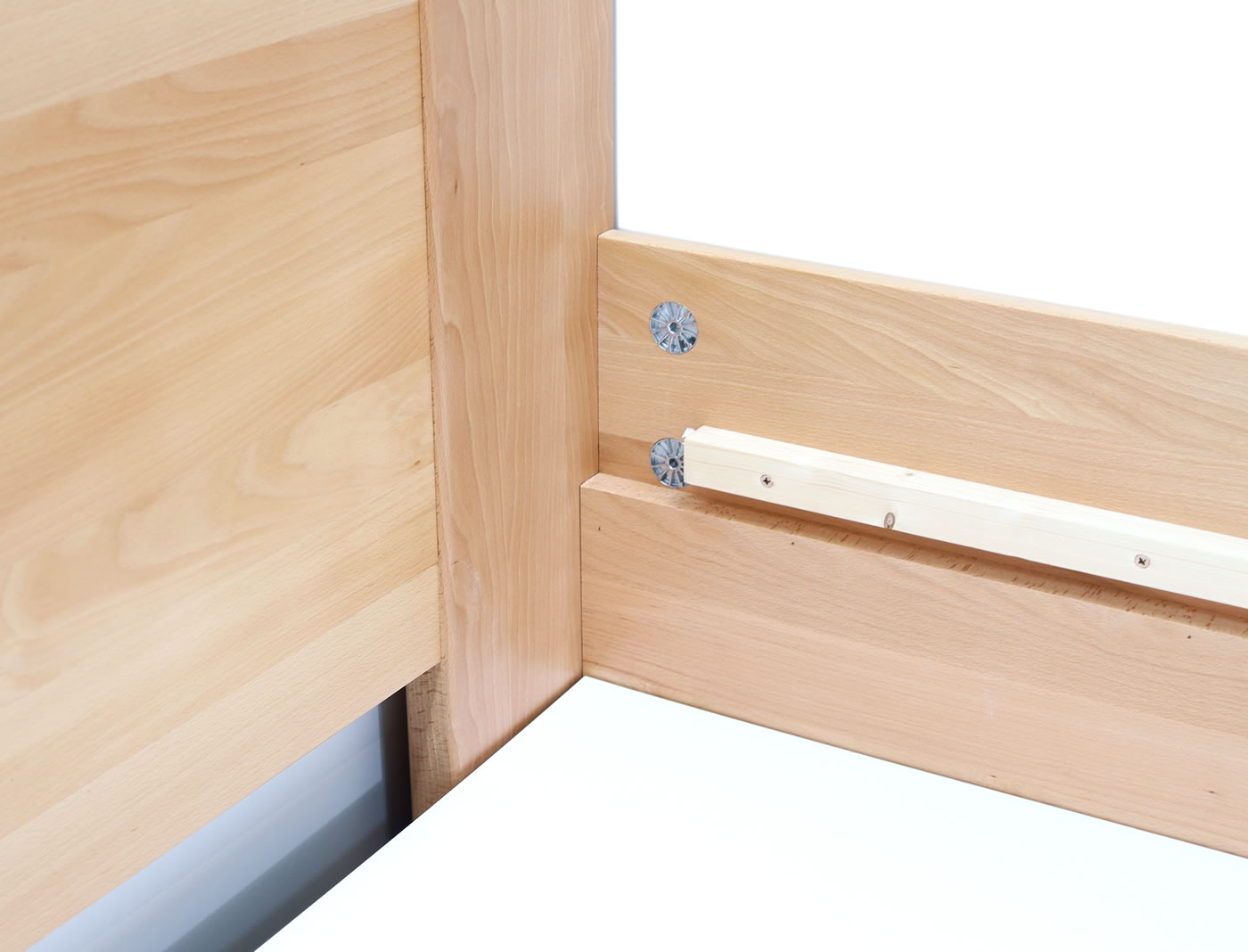 Detail úložného priestoru a roštov postele Atrea