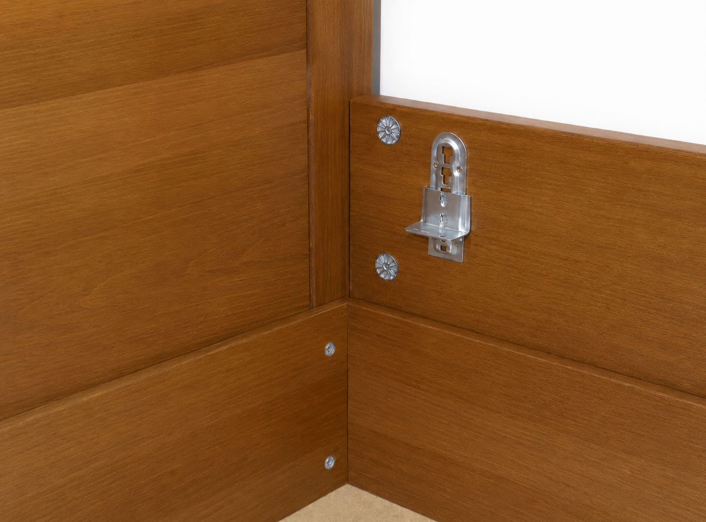 Detail pevného spojenia postele Sandeco z masívu