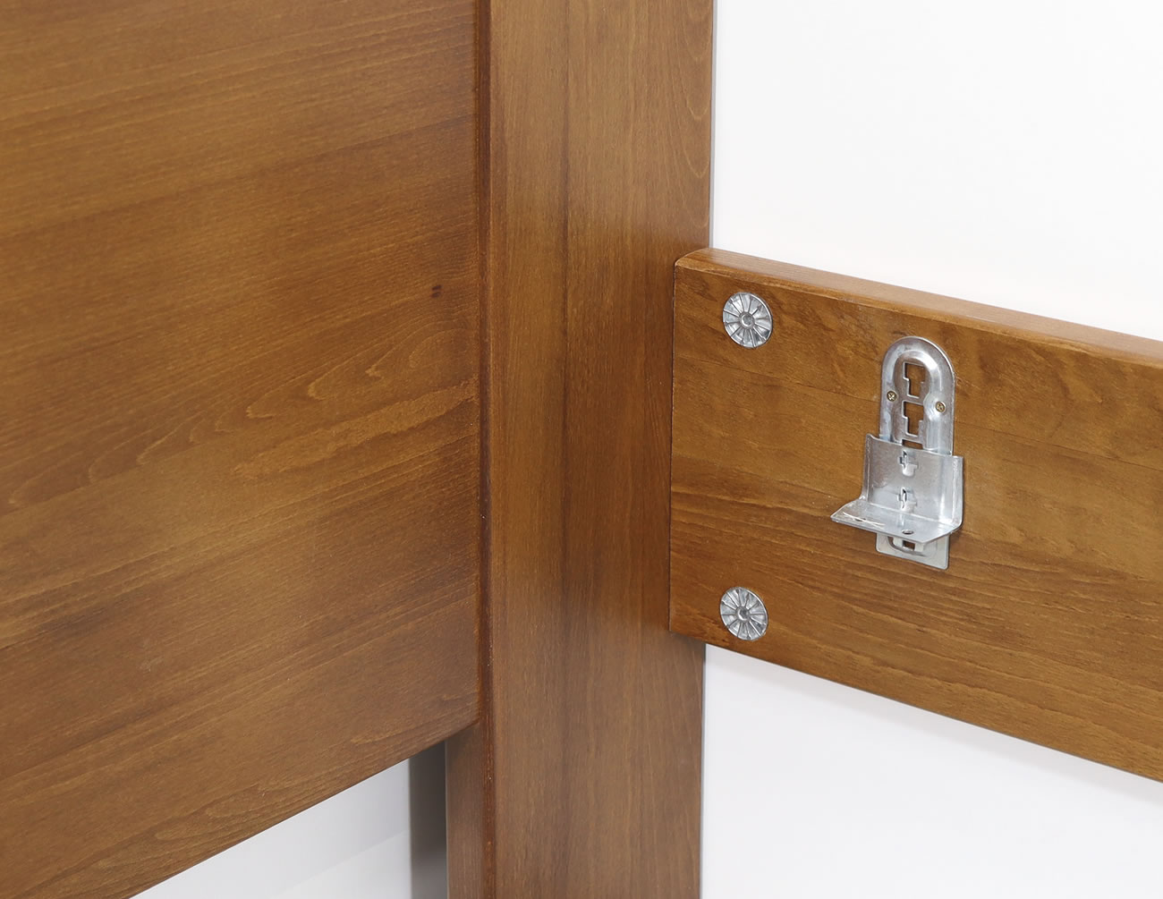 Detail konštrukcie postele Sandeco z masívu