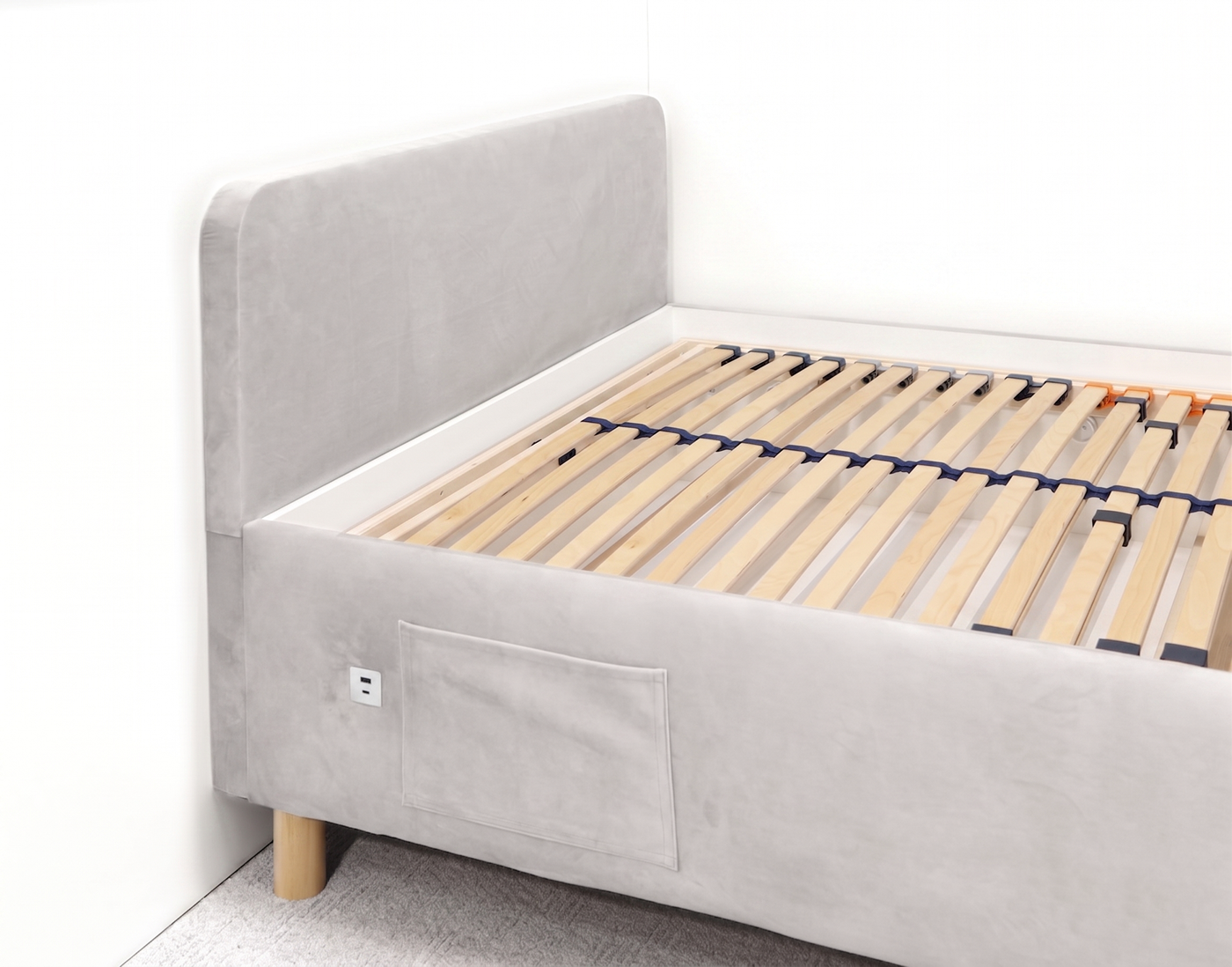 Detail USB nabíjania pri posteli Nexus 2