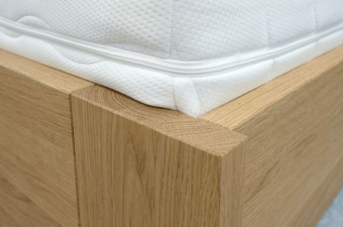 Detail čela postele Berni z dubového masívu