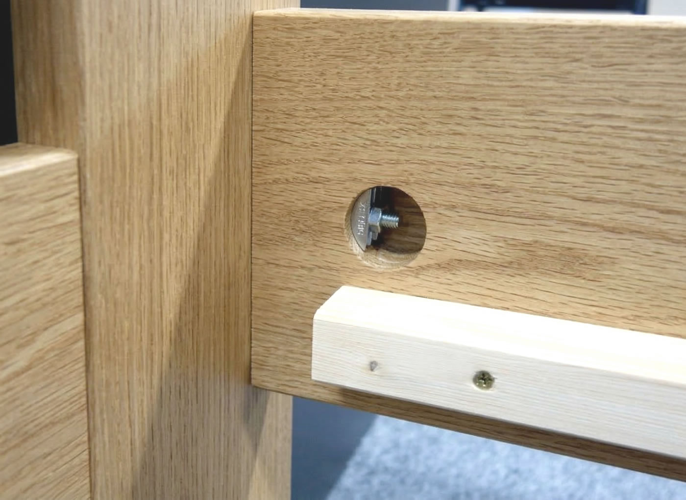 Detail bočnice postele Berni z masívu dubu