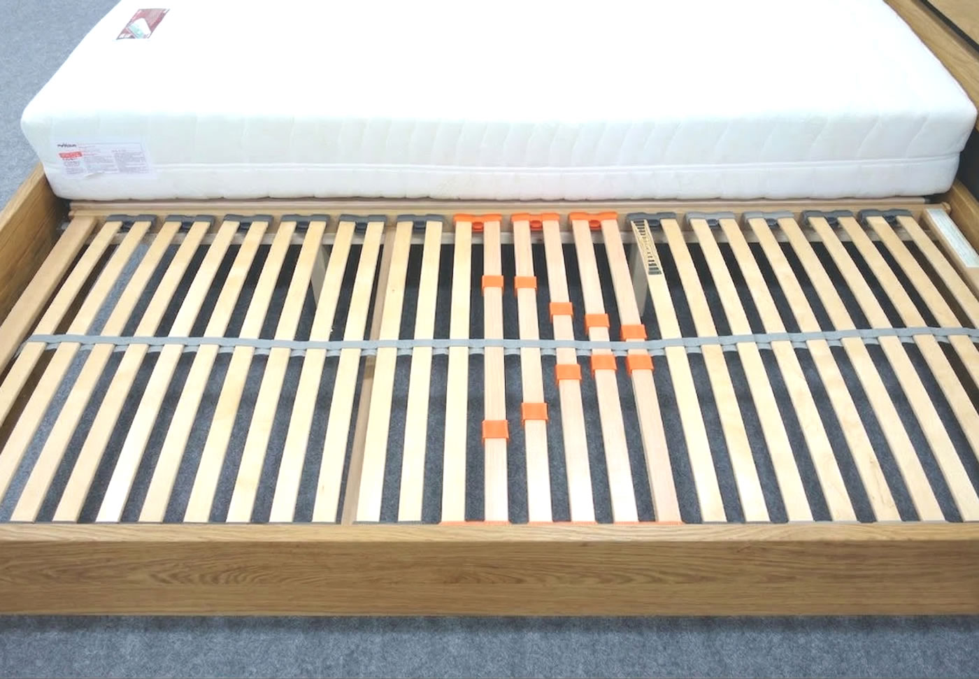 Rohový spoj postele Berni z dubového masívu