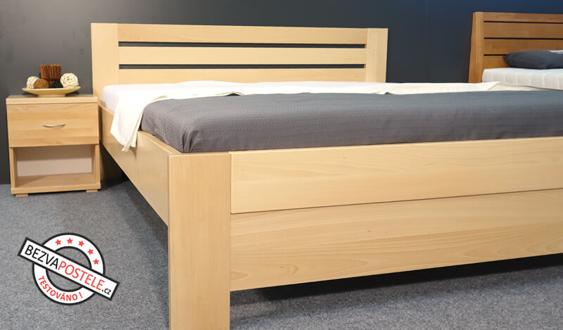 Detail bočnej strany postele z masívu Rita