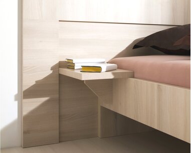 Nočný stolík závesný L21