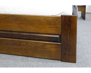 Drevená posteľ s úložným priestorom Hanka, masív borovica, morený orech