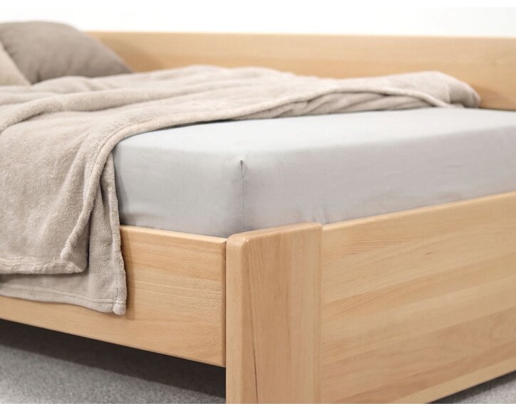 Zvýšená buková posteľ s roštom MIVA s bočným čelom, 90x200