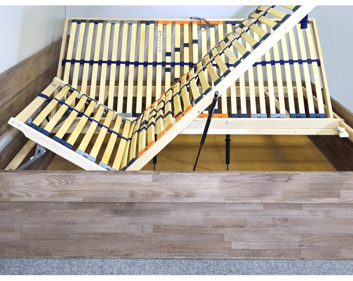 Detail prevedenia - posteľ dvojlôžko z masívu Talima