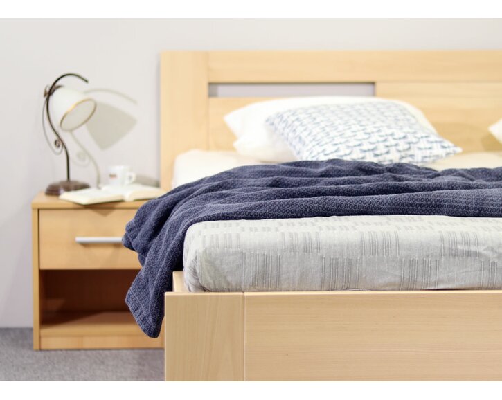 Pohľad nožného čela postele Senátor