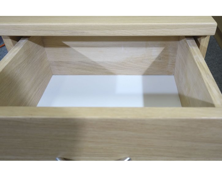 Nočný stolík Bára 2 zásuvkový, masív dub Nočný stolík Bára 2 zásuvkový, masív dub