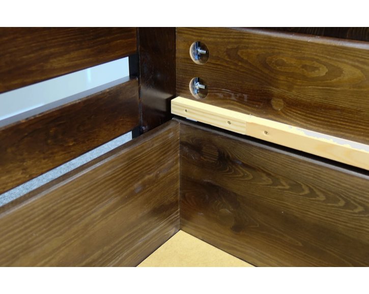 Drevená posteľ s úložným priestorom Hanka, masív borovica, morený orech Drevená posteľ s úložným priestorom Hanka, masív borovica, morený orech