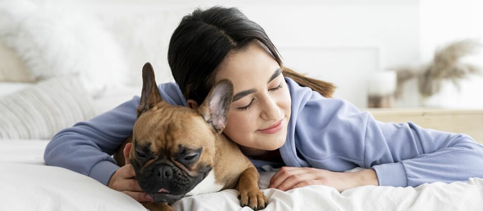 Psy a mačky v posteli majú pozitívny vplyv na spánok.