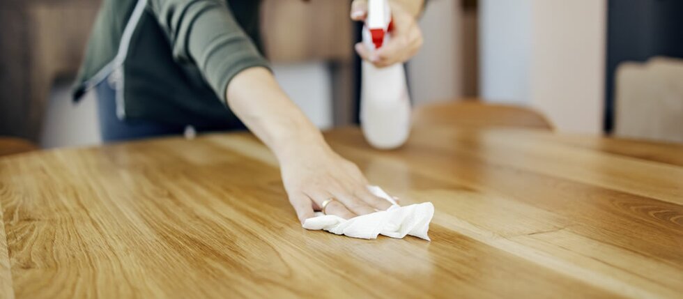 Ako čistiť lakovanú a olejovanú posteľ?